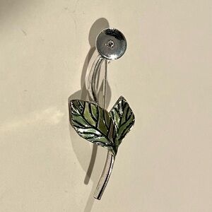 Pre-Owned Vintage Avon Women’s Flower Pin / Brooch w/ Green Enamel Leaves